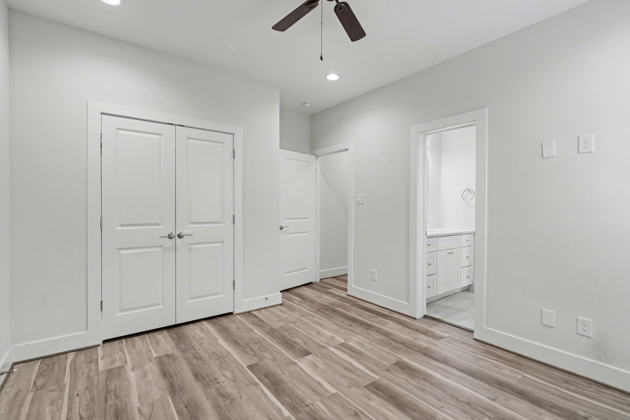 2504 West Tidwell Road, Unit B Houston, TX 77091 - Photo 4 of 24 The 1st floor bedrooms share a
sleek, full bathroom—perfectly
suited for family, guests, or even a
home office setup.