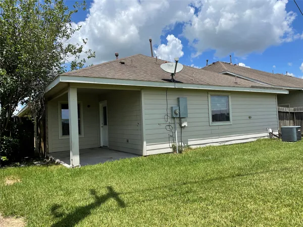 $1,900 | 5426 Rio Drive, Baytown, TX 77521