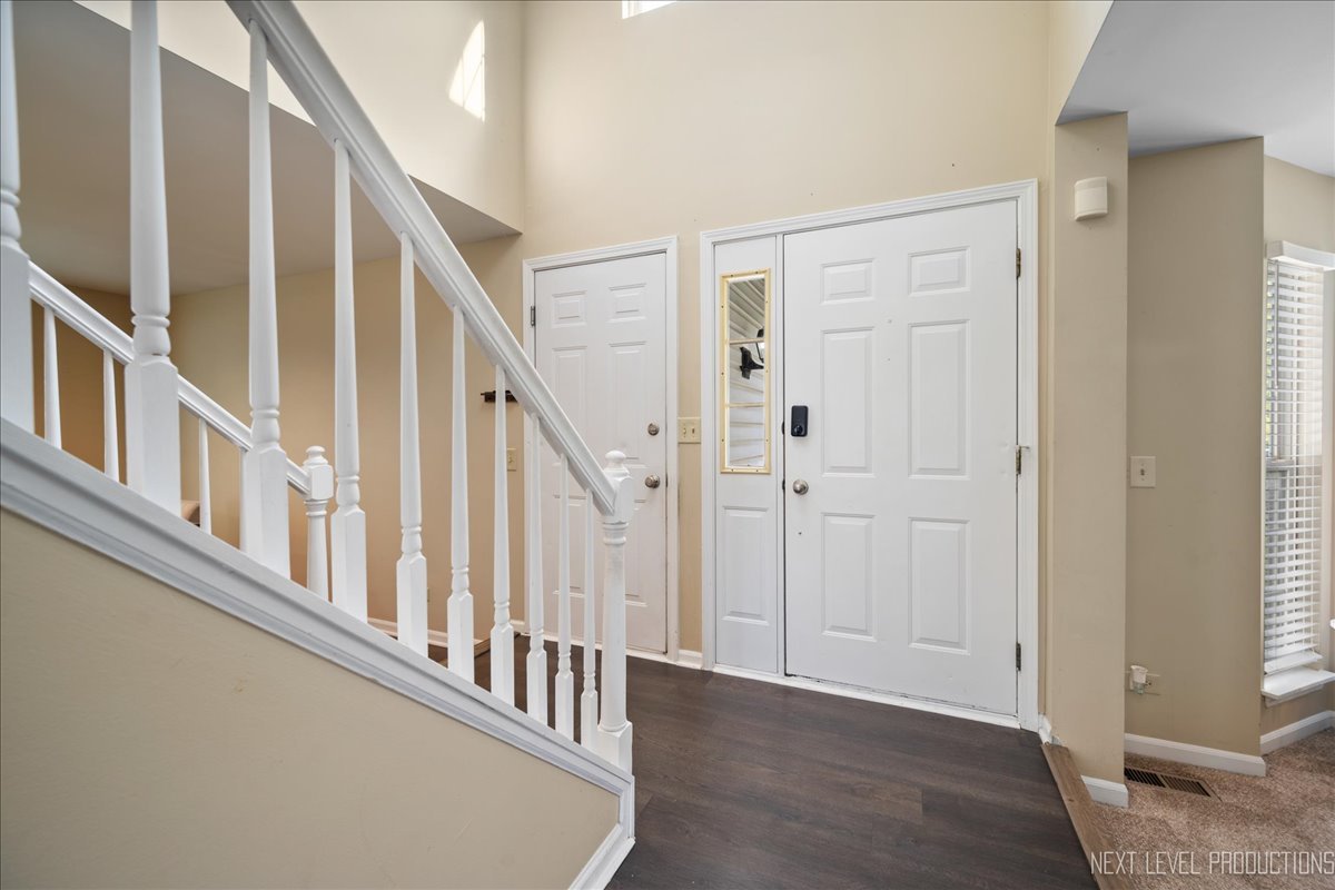 7 Roxbury Court South Elgin, IL 60177 - Photo 4 of 38