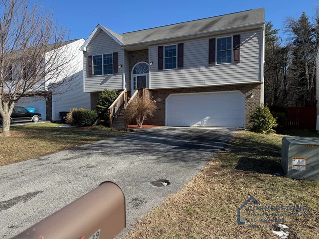 $2,199 | 2339 Oakleaf Drive Northwest, Roanoke, VA 24017