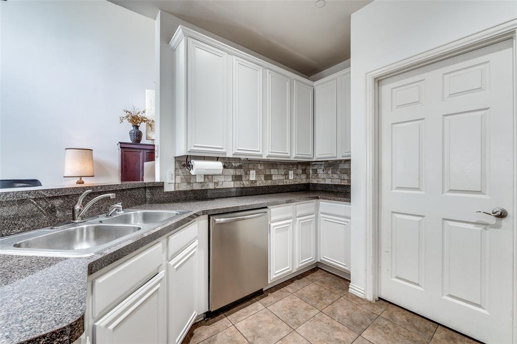4605 Penelope Lane Plano, TX 75024 - Photo 11 of 25 Whaite cabinets in kitchen