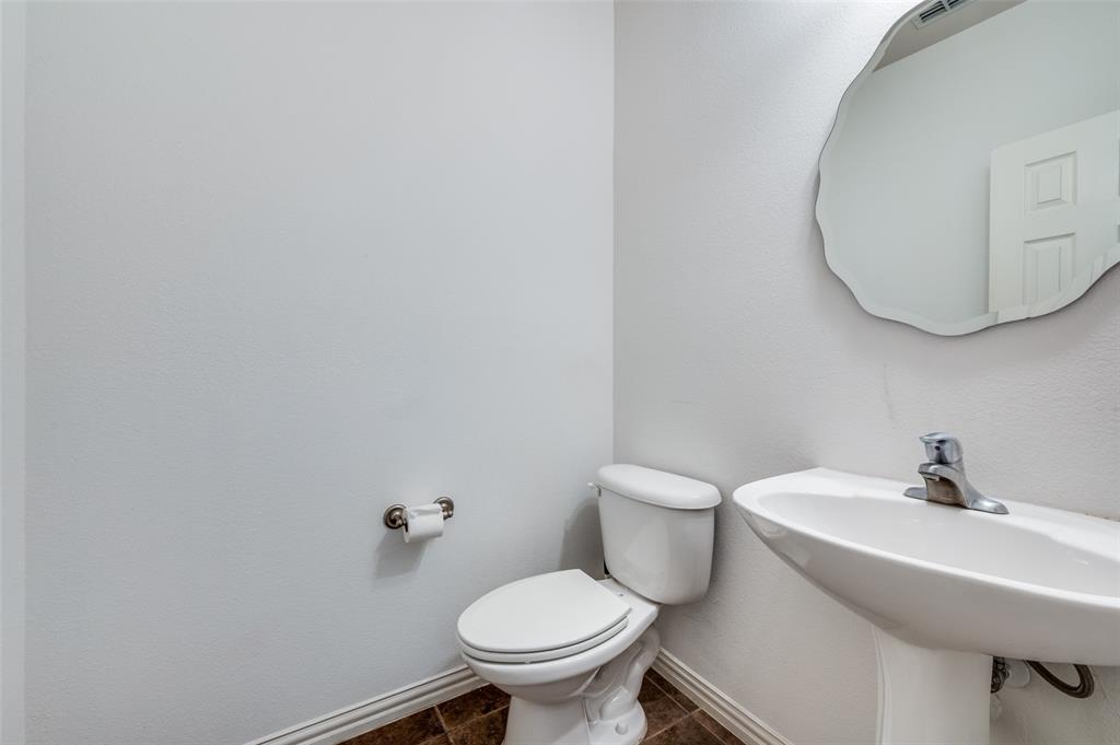 4605 Penelope Lane Plano, TX 75024 - Photo 5 of 25 Powder bath on 1st floor