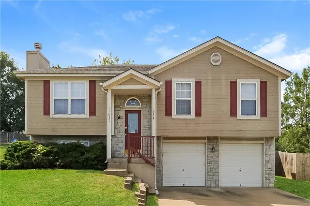 $2,080 | 3022 Southwest Shadow Brook Drive, Blue Springs, MO 64015