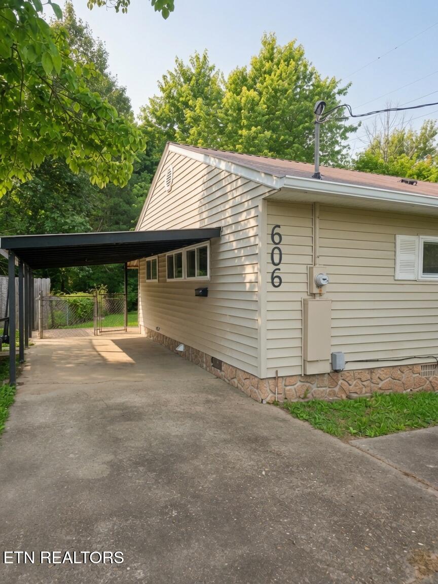 606 West Outer Drive Oak Ridge, TN 37830 - Photo 3 of 32 Carport