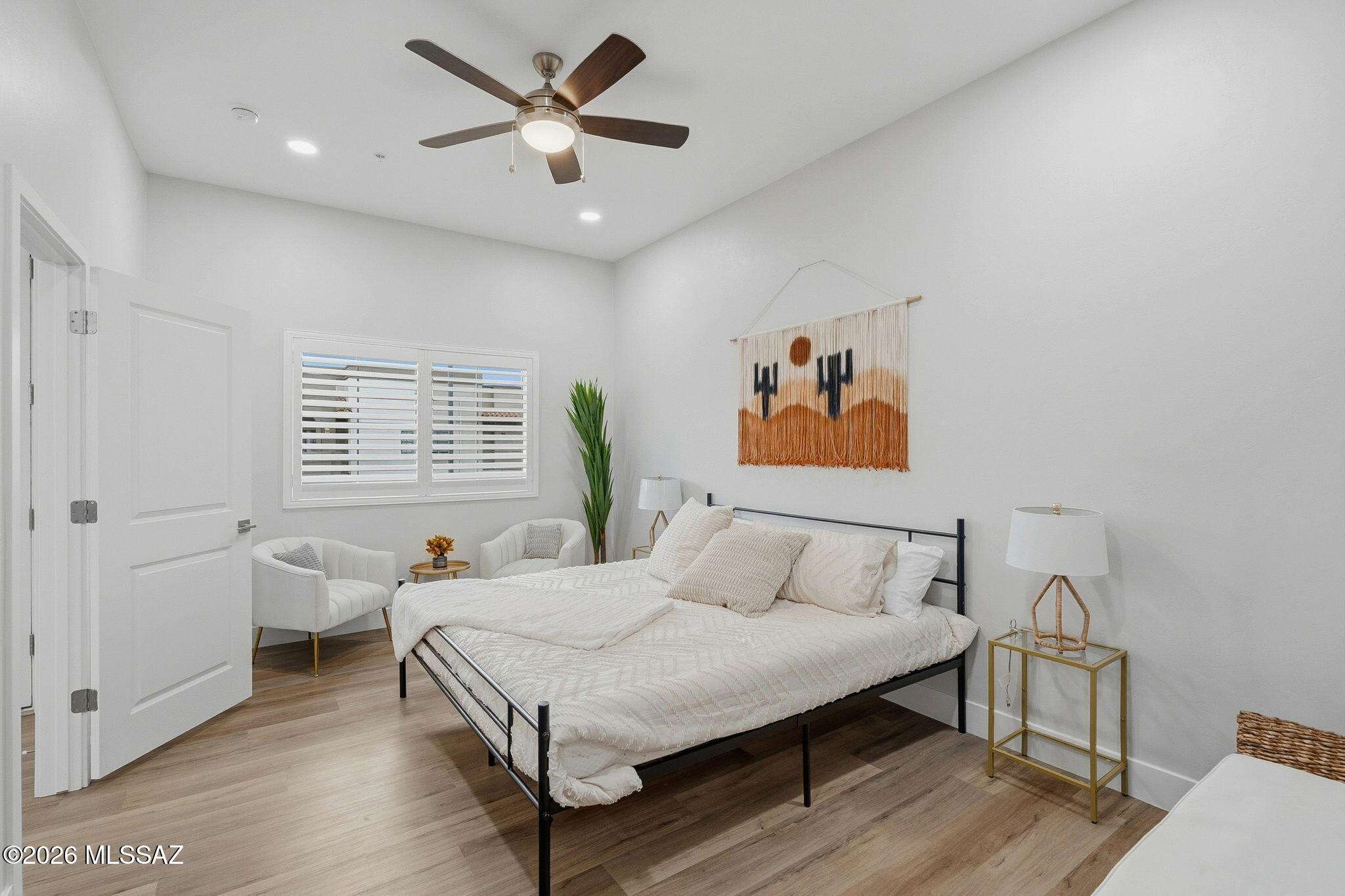 2020 East River Road, Unit 201 Tucson, AZ 85718 - Photo 5 of 10 a bedroom with a bed and a painting on the wall