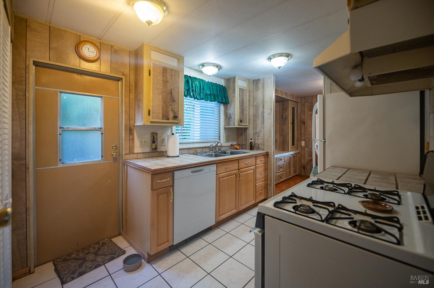 316 Círculo Durango Rohnert Park, CA 94928 - Photo 16 of 33 a kitchen with a stove and a sink
