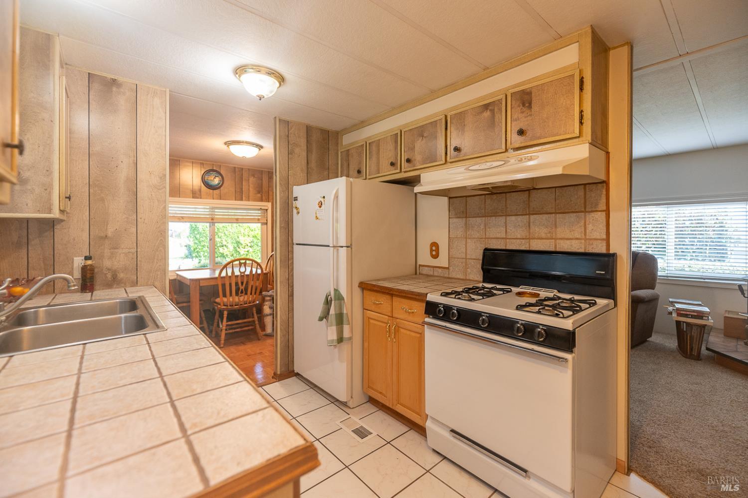 316 Círculo Durango Rohnert Park, CA 94928 - Photo 18 of 33 a kitchen with a stove a refrigerator and a sink