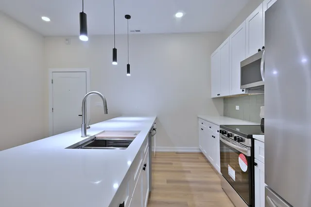 $2,750 | 7518 Madison Street, Unit E, Forest Park, IL 60130