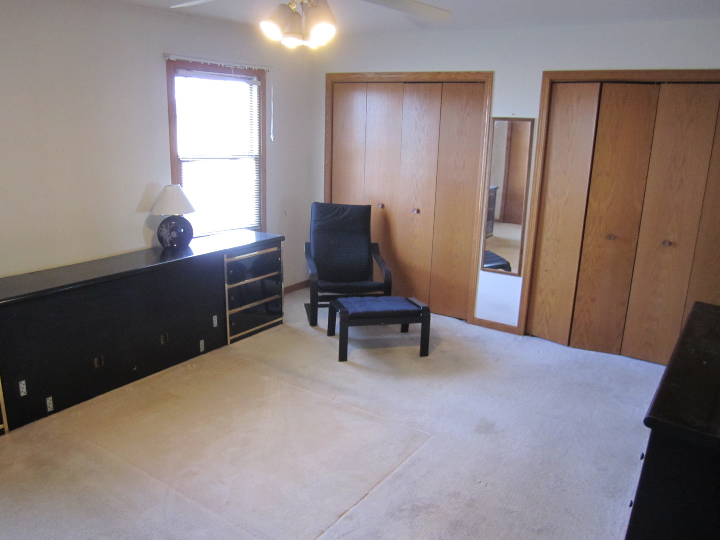 400 South Peace Road, Unit 1 Sycamore, IL 60178 - Photo 7 of 12 a workspace with furniture and a window