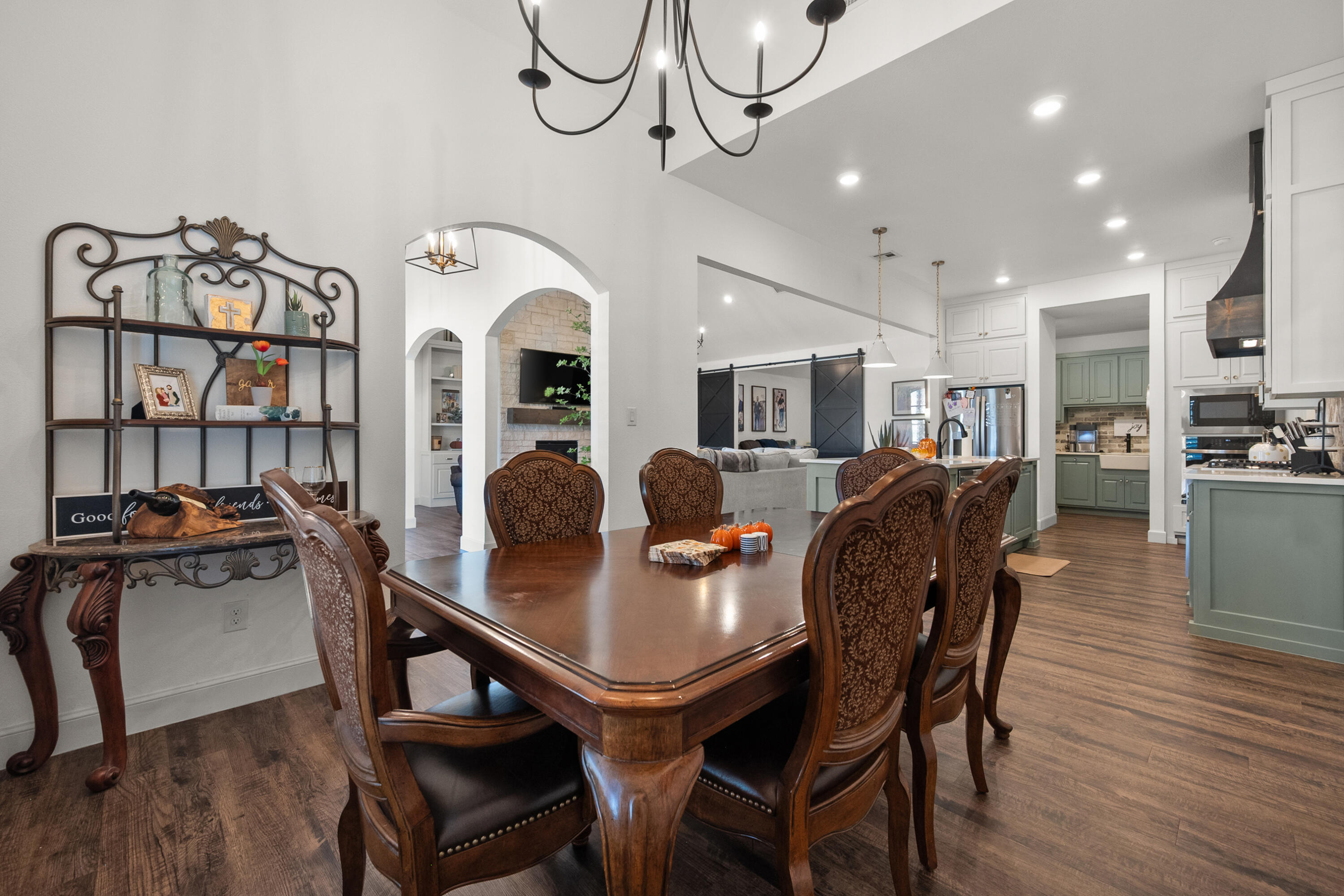 4509 140th Street Lubbock, TX 79424 - Photo 18 of 41 a dining room with furniture and window
