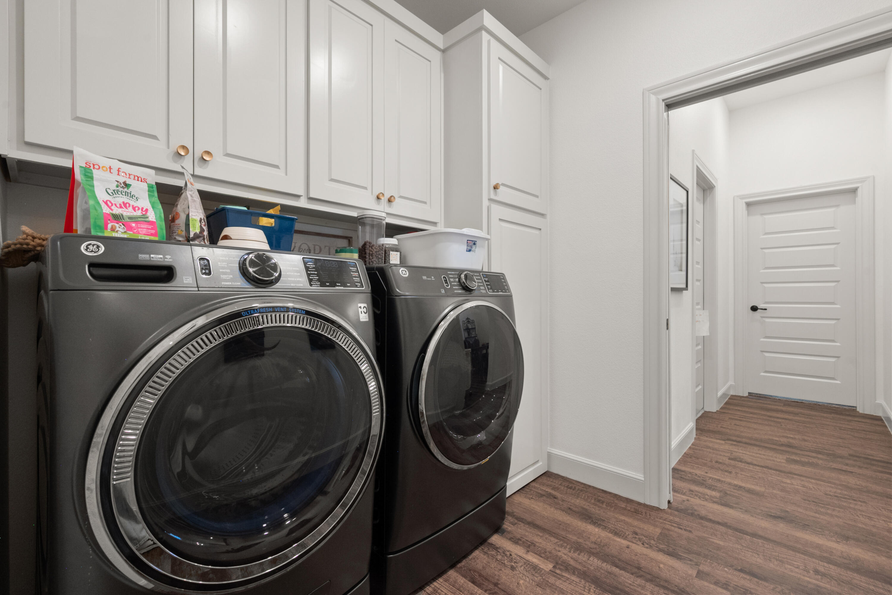 4509 140th Street Lubbock, TX 79424 - Photo 38 of 41 a utility room with sink dryer and washer