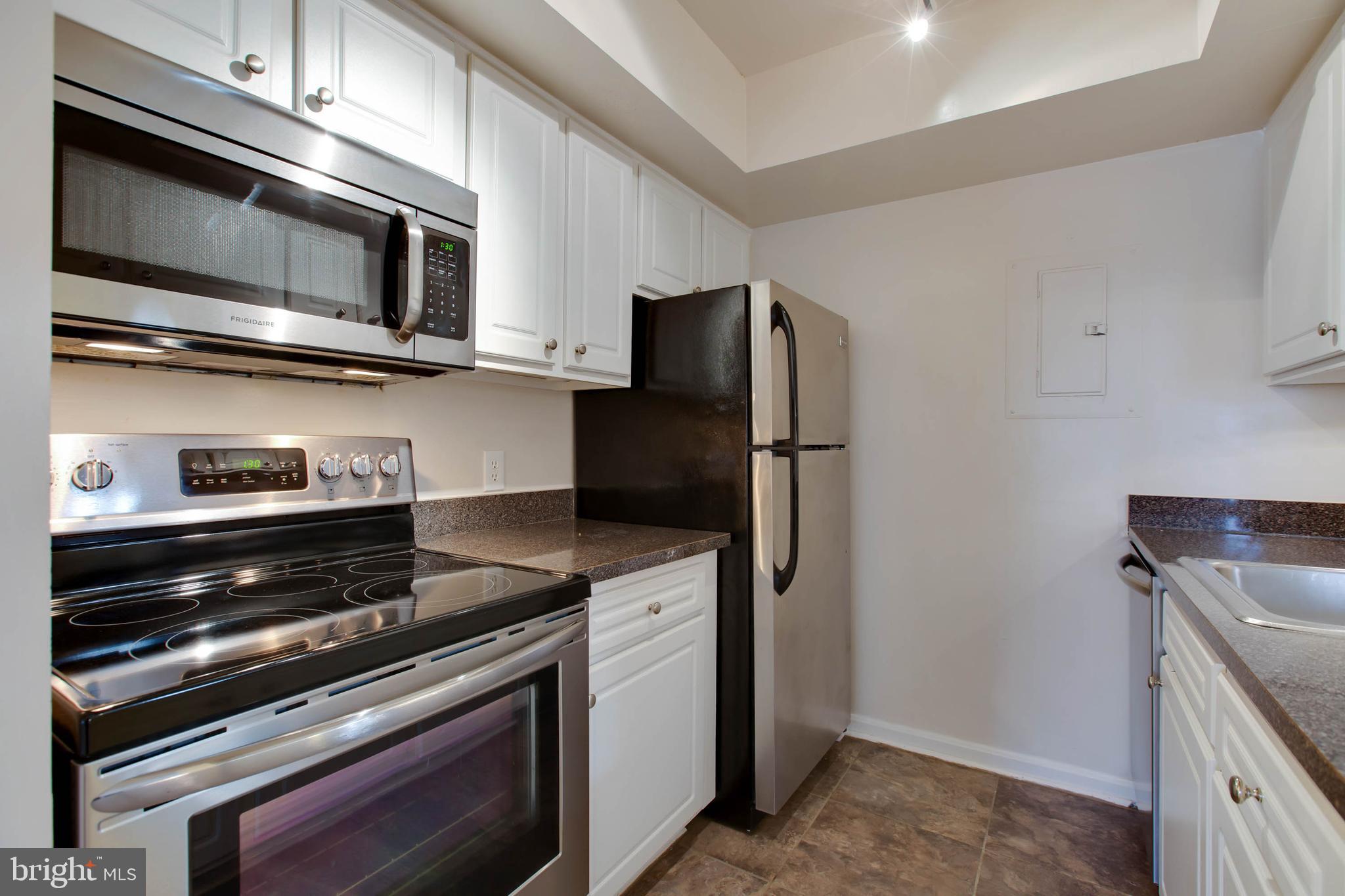 18318 Streamside Drive, Unit 203 Gaithersburg, MD 20879 - Photo 11 of 25 Updated kitchen