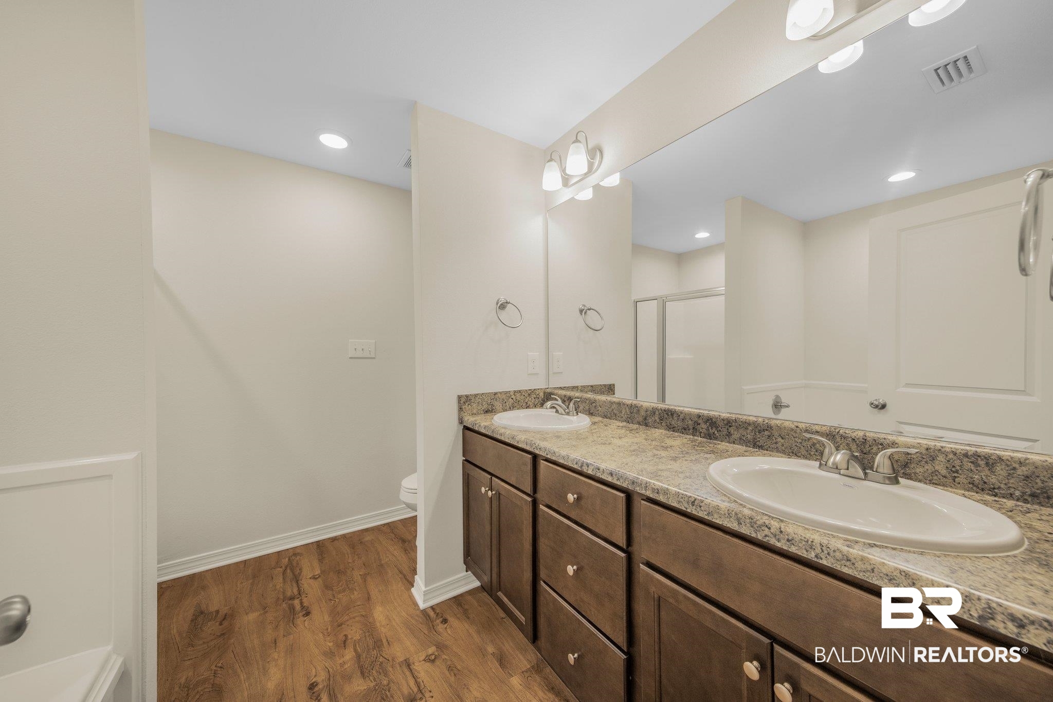 8950 Gale Rowe Lane Fairhope, AL 36532 - Photo 21 of 35 Primary Suite Bathroom