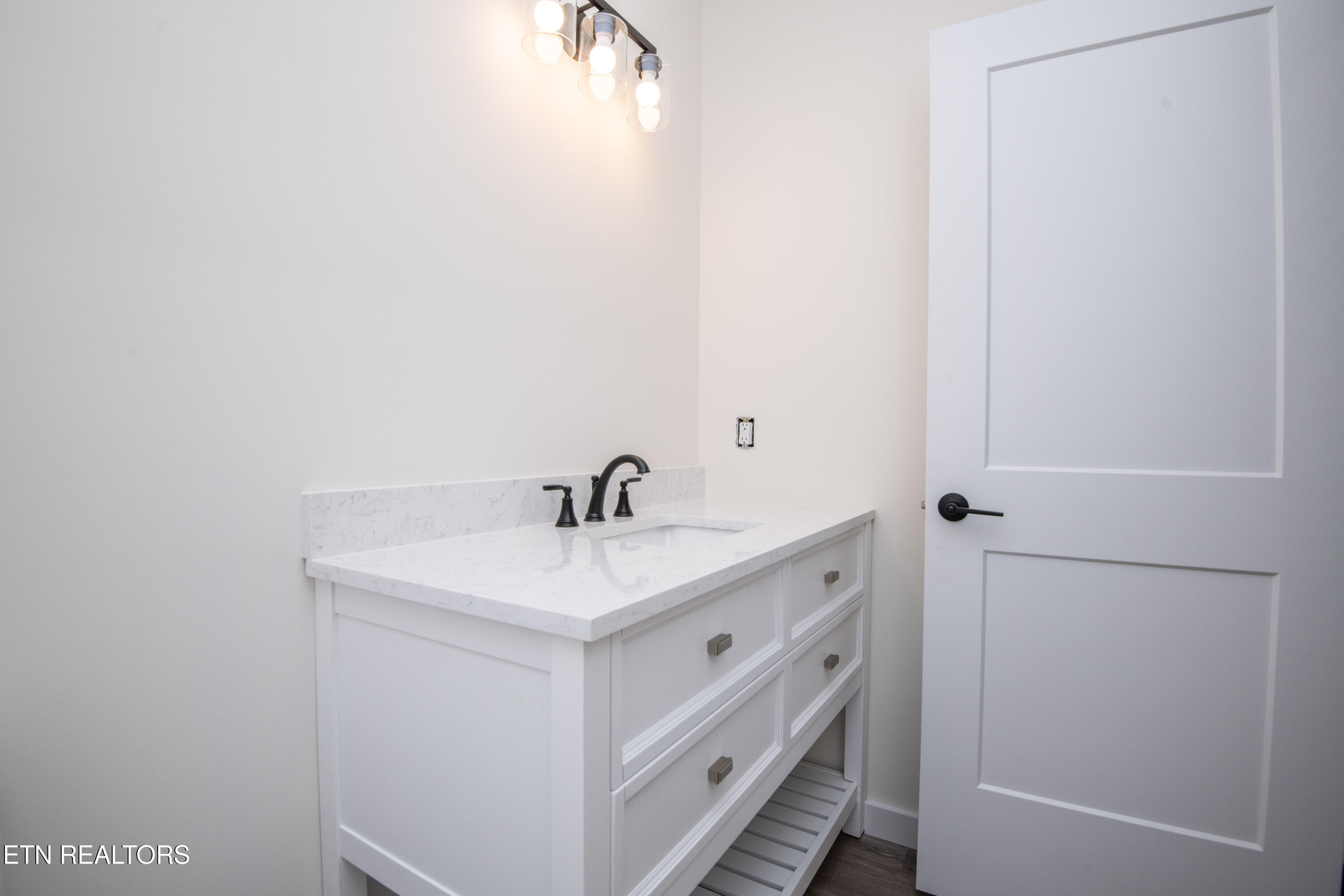 2004 Woods-Smith Road Knoxville, TN 37921 - Photo 33 of 45 Hall Bath