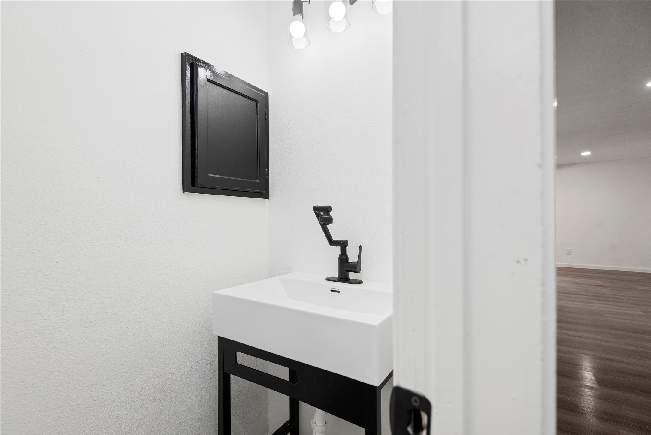 3230 Hombly Road Houston, TX 77066 - Photo 16 of 36 Half Bath - Downstairs hallway