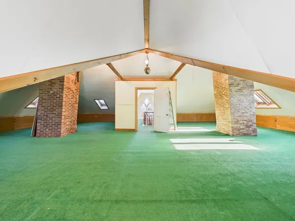 a view of entryway with garden