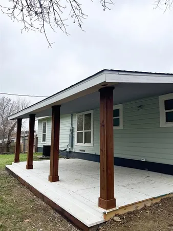 $2,300 | 722 East Strong Parkway, Grand Prairie, TX 75050