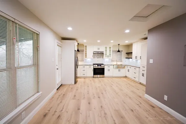 $2,300 | 722 East Strong Parkway, Grand Prairie, TX 75050
