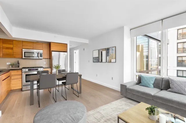 $6,895 | 550 West 45th Street, Unit 233 | Hell's Kitchen