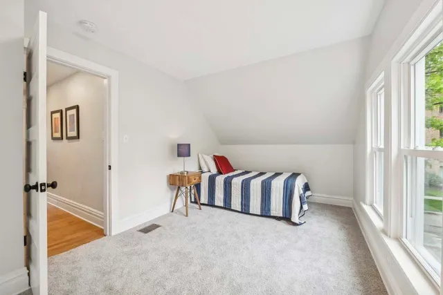 $3,900 | 2429 Central Street, Evanston, IL 60201