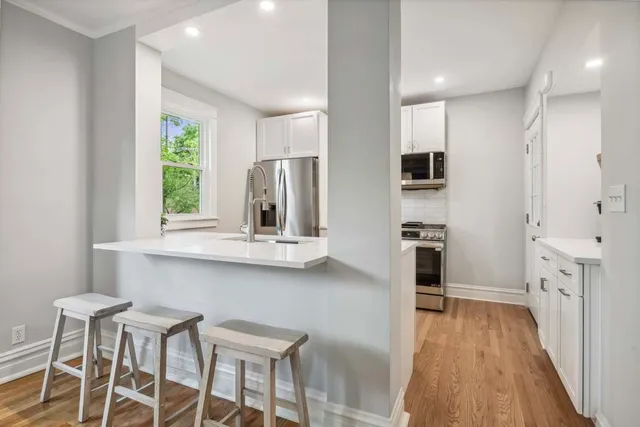 $3,900 | 2429 Central Street, Evanston, IL 60201