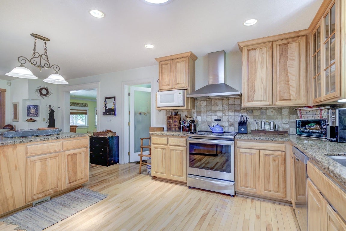 826 Davis Place Road Mount Shasta, CA 96067 - Photo 8 of 32 Gallery Image 8