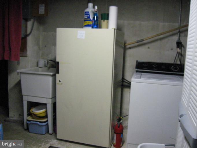 6900 Fieldcrest Road Baltimore, MD 21215 - Photo 12 of 15 a utility room with dryer and washer