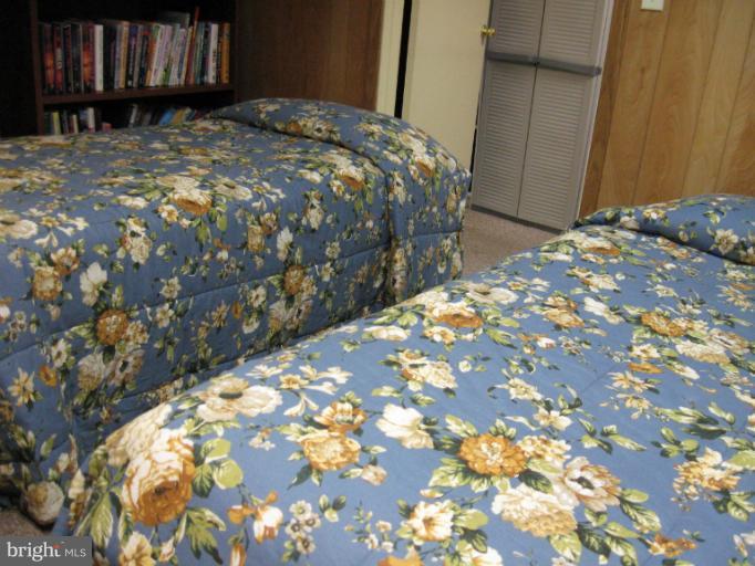 6900 Fieldcrest Road Baltimore, MD 21215 - Photo 3 of 15 a bed room with a bed