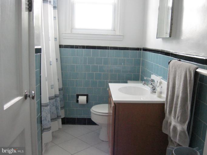 6900 Fieldcrest Road Baltimore, MD 21215 - Photo 10 of 15 a bathroom with a sink toilet and shower