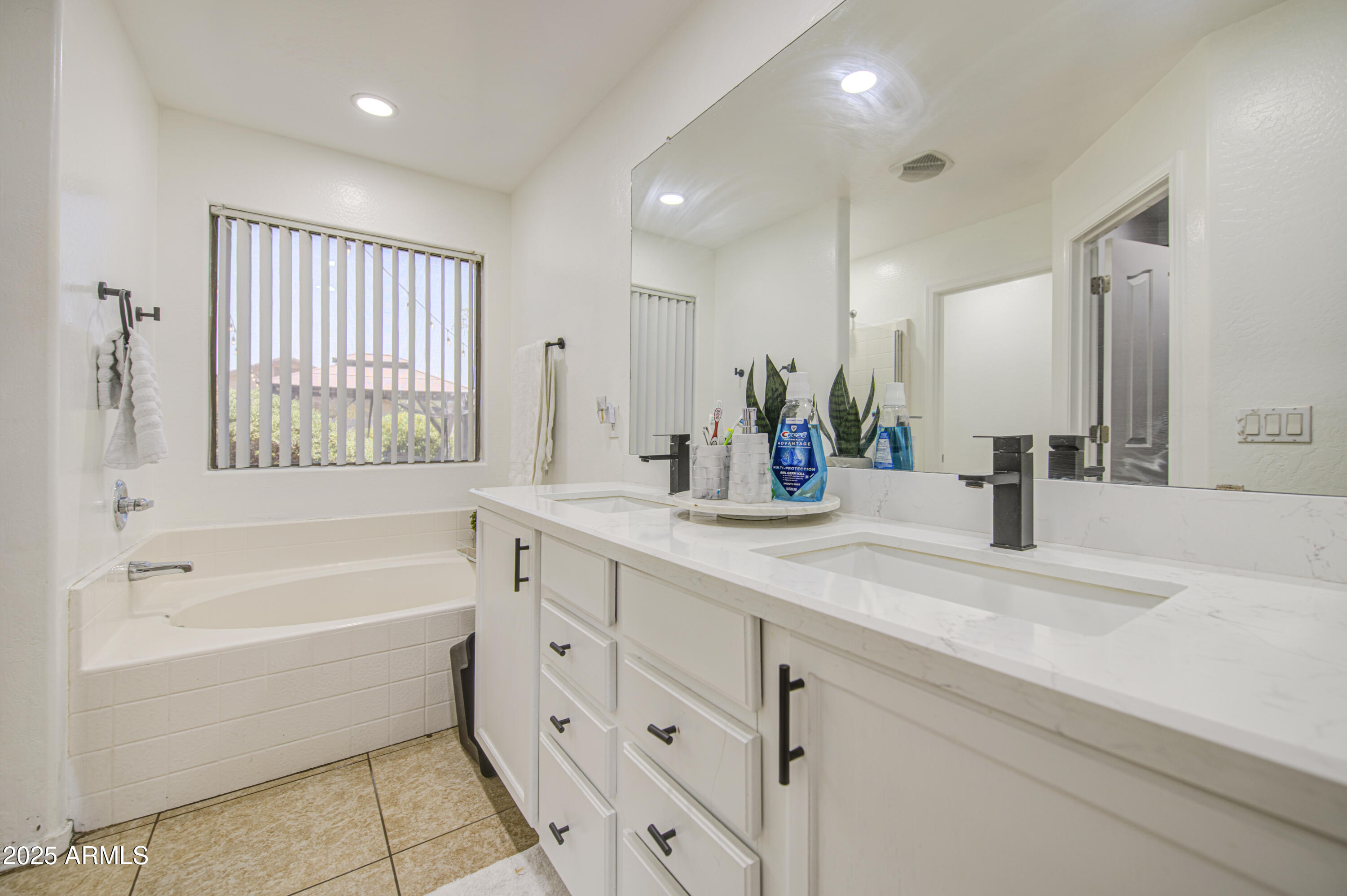 7204 West Beverly Road Laveen, AZ 85339 - Photo 28 of 45 Primary Bath 2