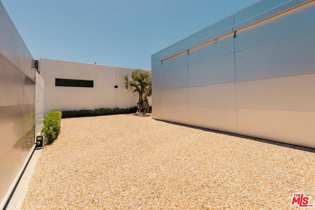 1029 Wallace Ridge Beverly Hills, CA 90210 - Photo 3 of 32