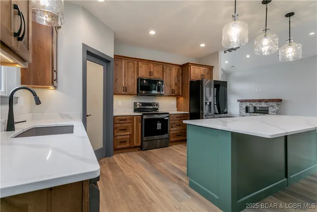 $825,000 | 31291 Los Breezes Circle, Rocky Mount, MO 65072