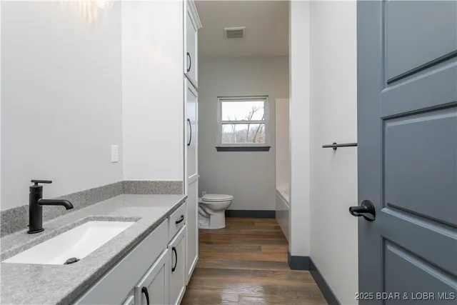 $825,000 | 31291 Los Breezes Circle, Rocky Mount, MO 65072