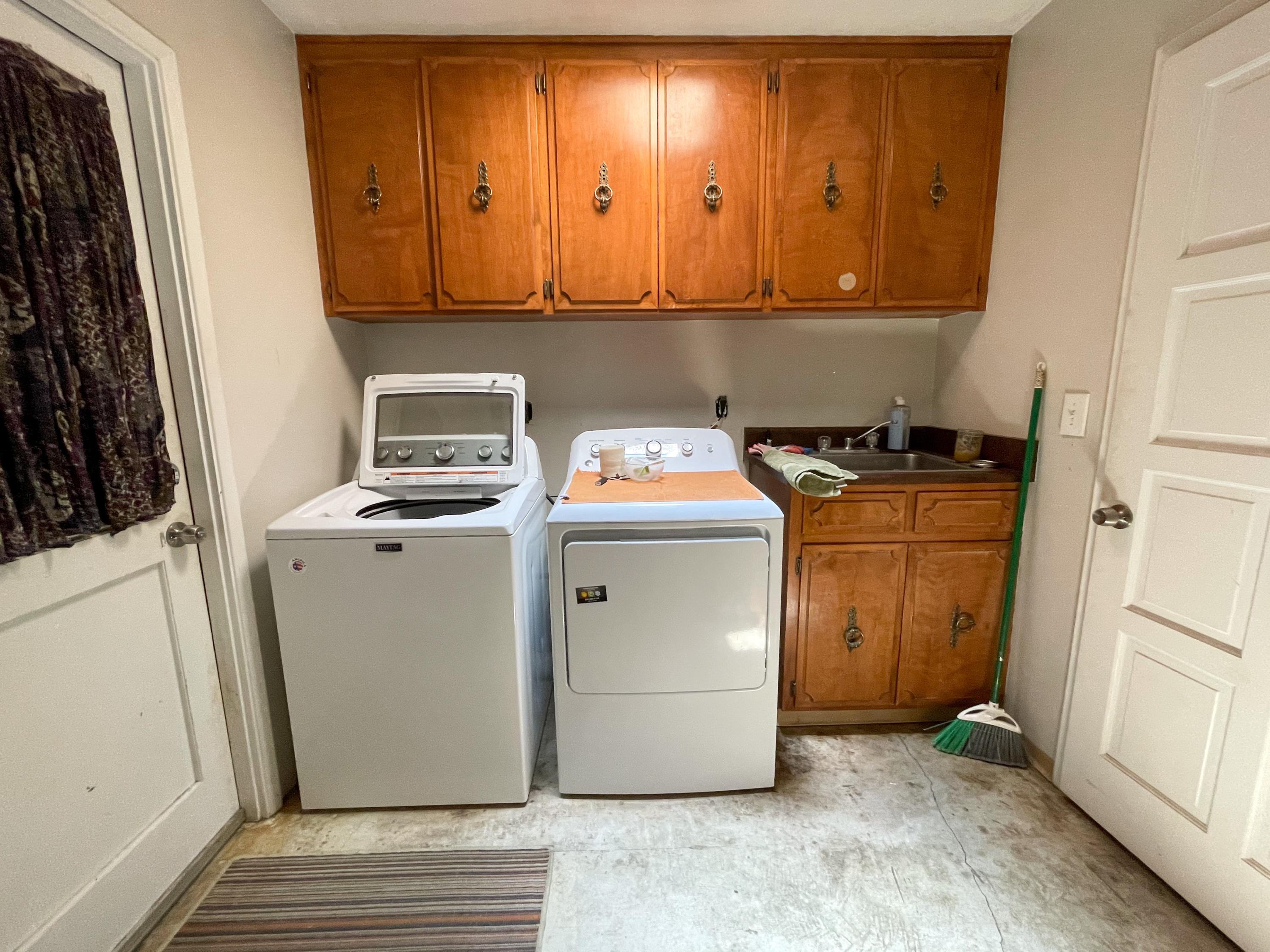9222 North Applegate Road Grants Pass, OR 97527 - Photo 12 of 30 Laundry Room1