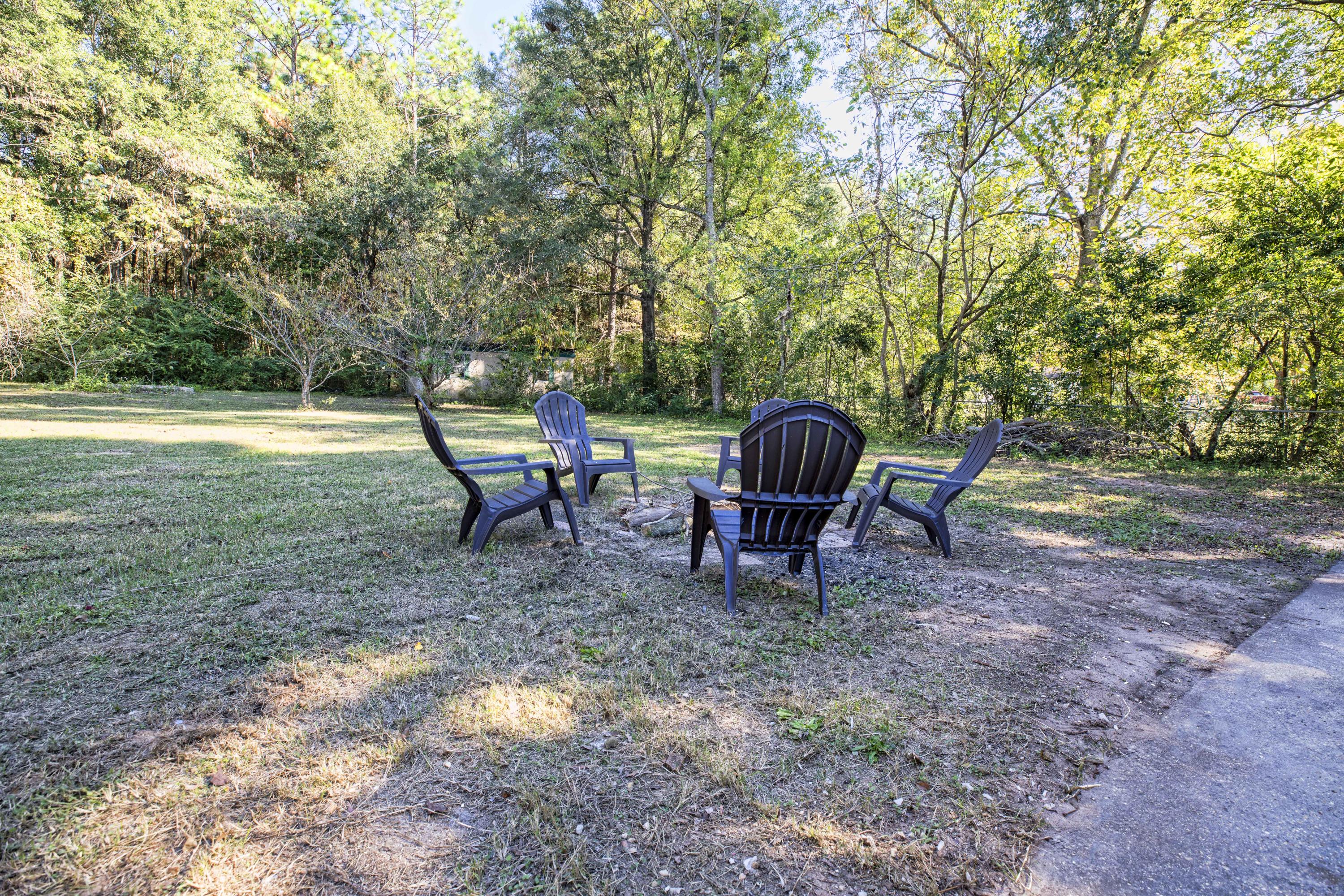 695 Ridge Lake Road Crestview, FL 32536 - Photo 22 of 27 a backyard of a house with table and chairs