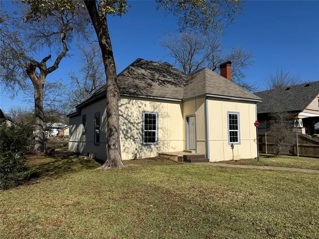 a view of a house with a large tree