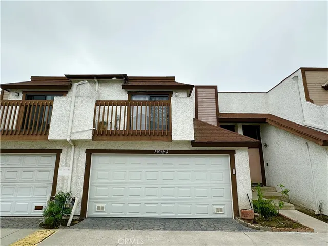 a view of entryway with a small yard