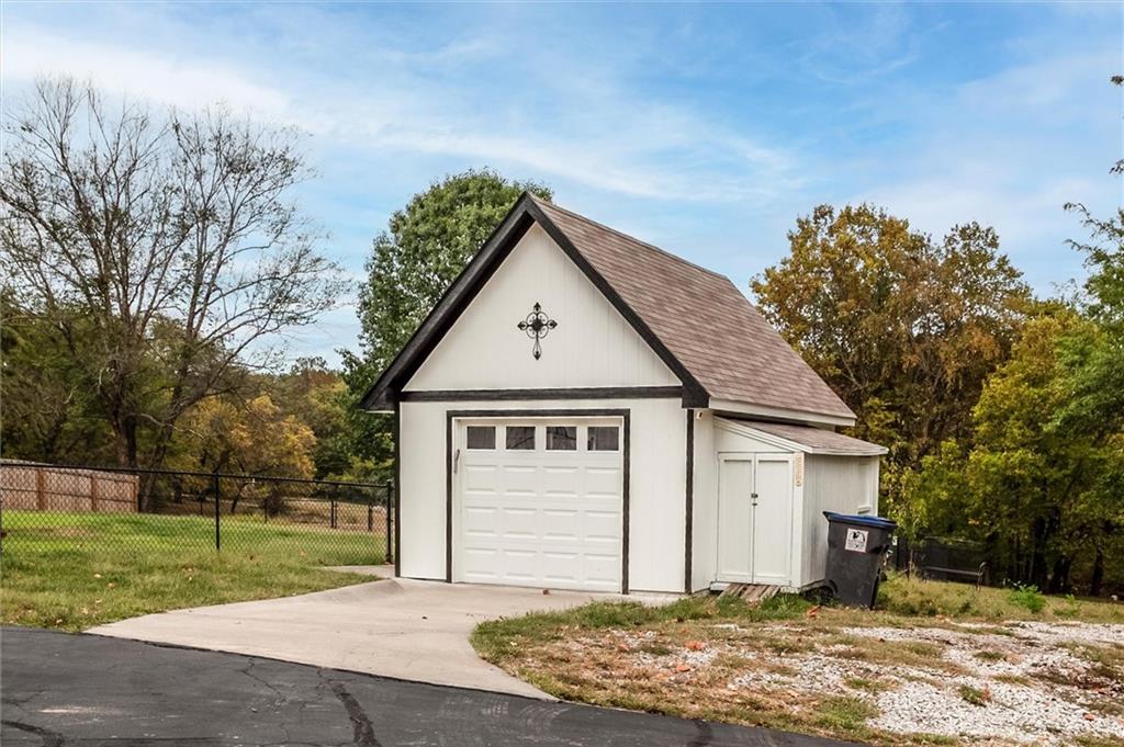 23210 Old Cyclone School Road Lee's Summit, MO 64064 - Photo 4 of 40