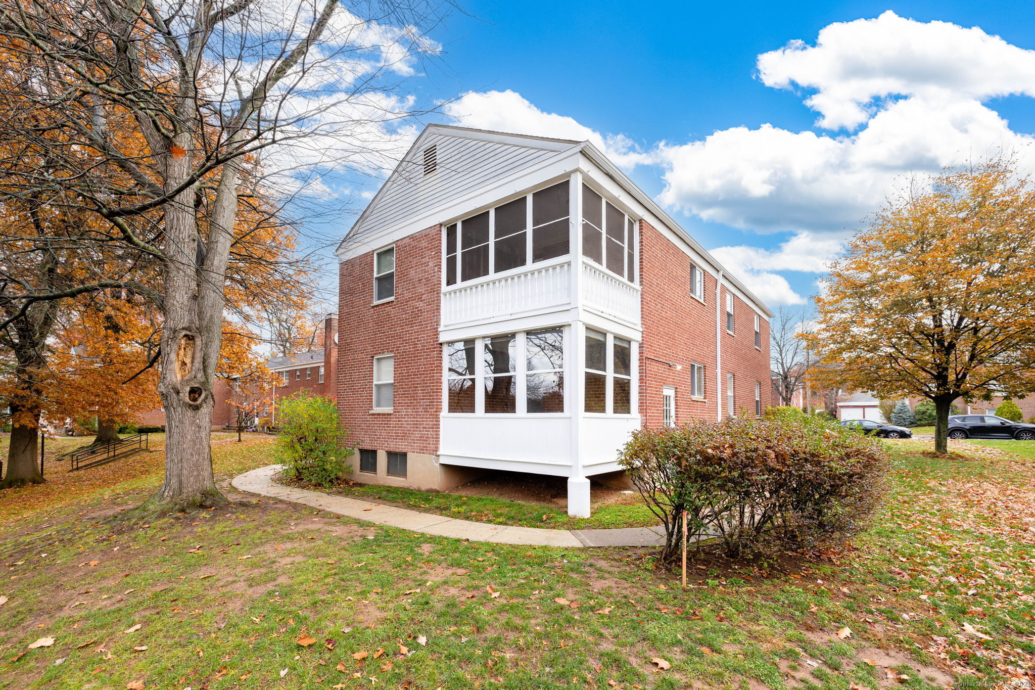 43 Arnold Way, Unit 43 West Hartford, CT 06119 - Photo 20 of 21 a view of a building with a yard
