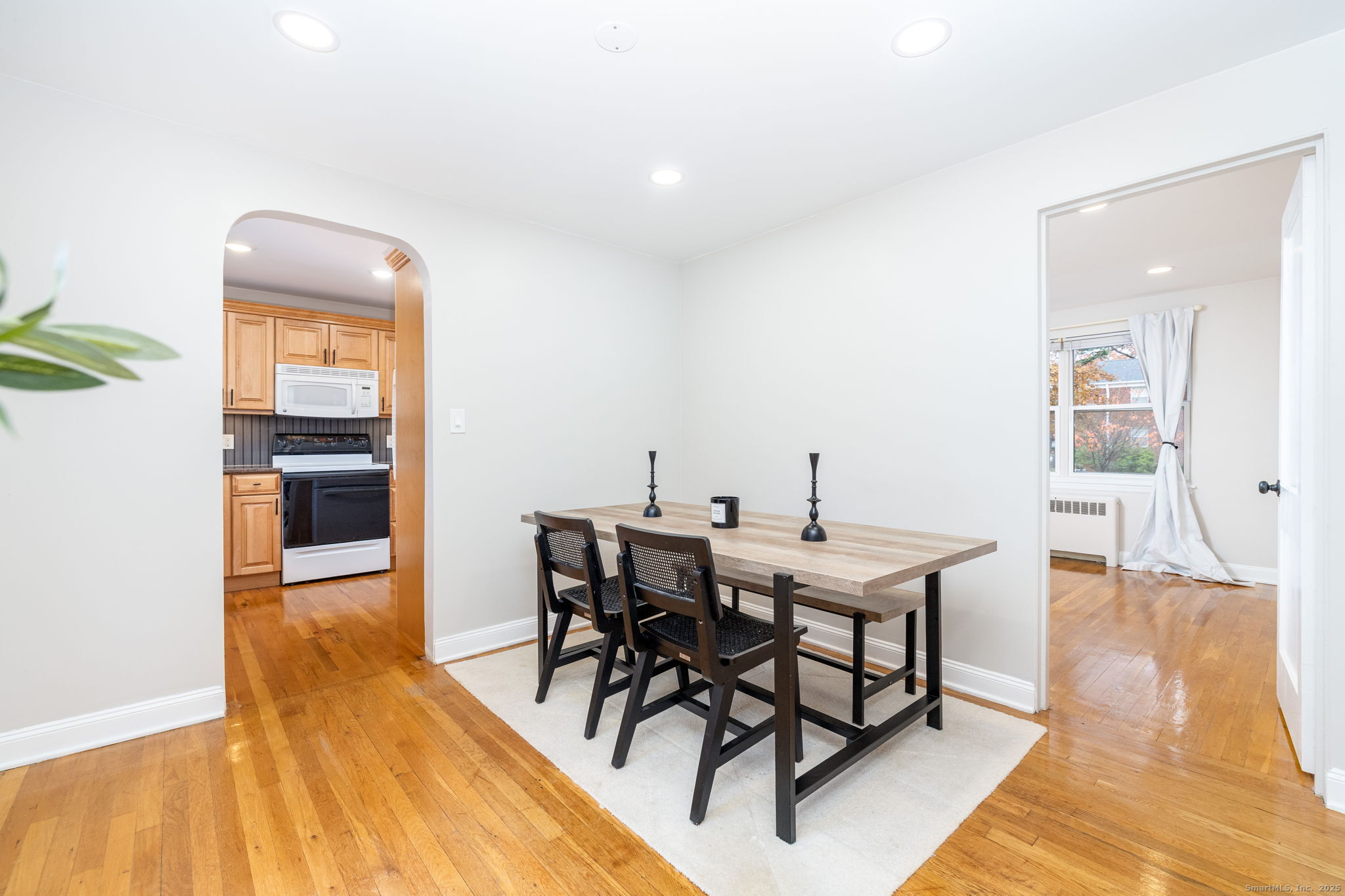 43 Arnold Way, Unit 43 West Hartford, CT 06119 - Photo 4 of 21 a view of a dining room with furniture