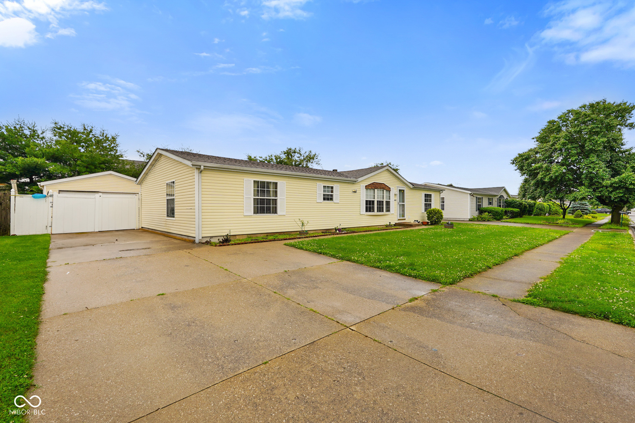 4697 West Ridge Drive Columbus, IN 47203 - Photo 1 of 41