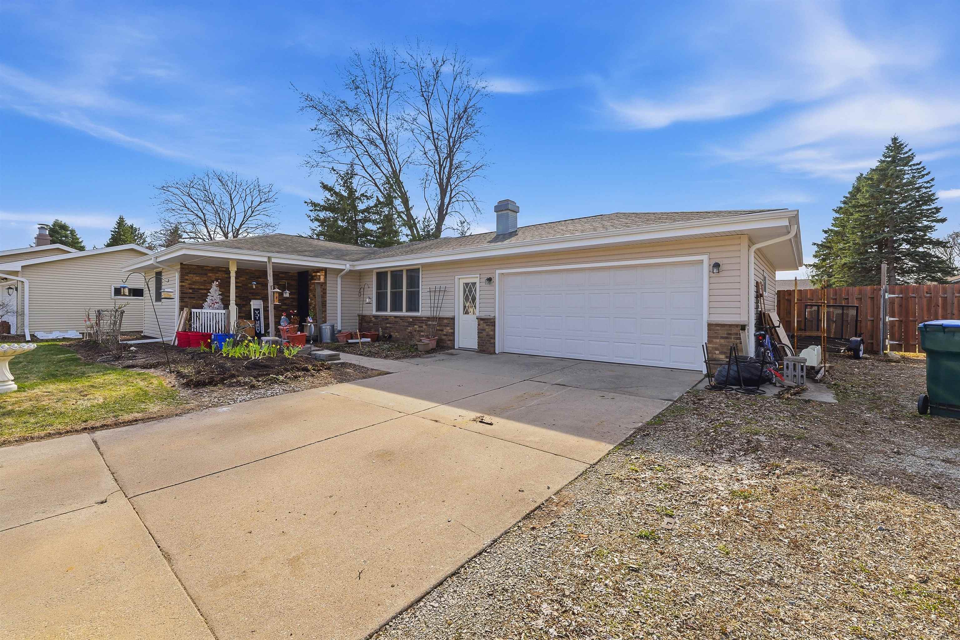 2149 North Connies Court Appleton, WI 54914 - Photo 2 of 23