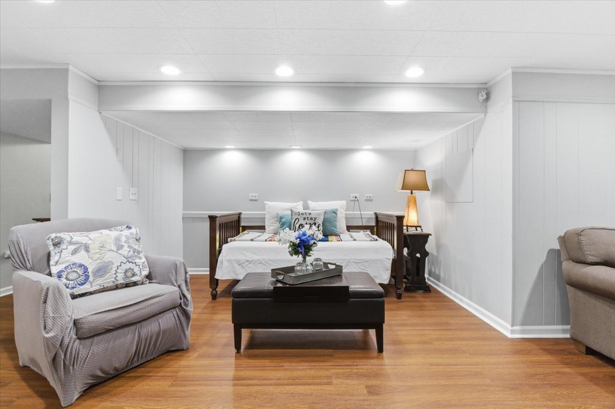 12 Crestview Lane Lake Barrington, IL 60010 - Photo 35 of 54 a living room with furniture
