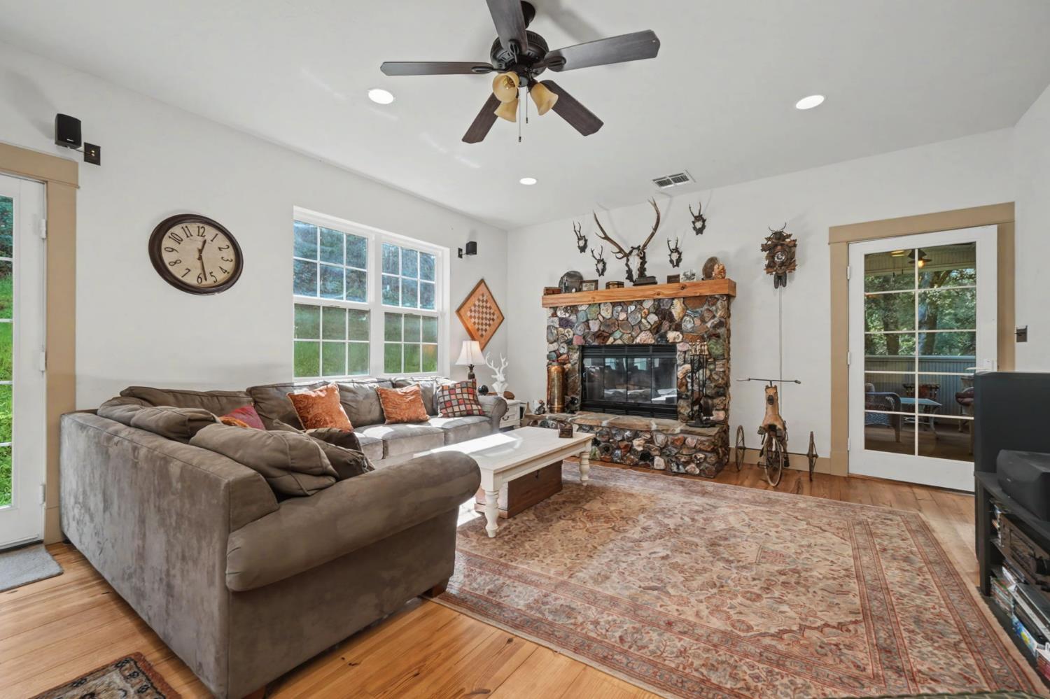 14232 Sutter Creek Road Sutter Creek, CA 95685 - Photo 8 of 57 WARM AND INVITING FAMILY ROOM