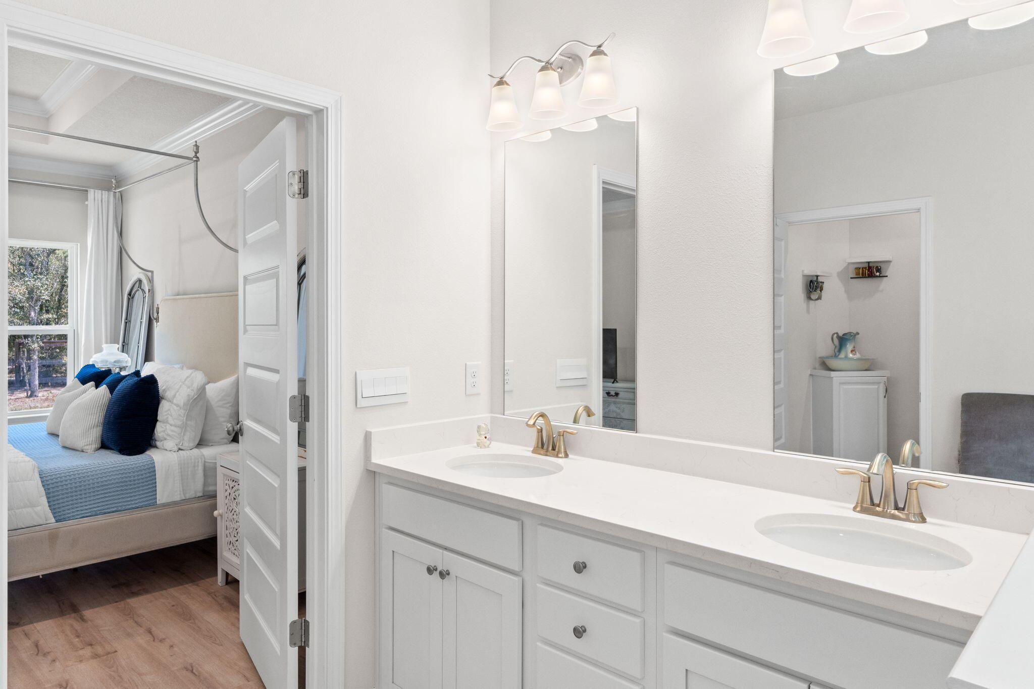 44 Secluded Circle Freeport, FL 32439 - Photo 34 of 43 a en suite bathroom with 2 sink and a mirror