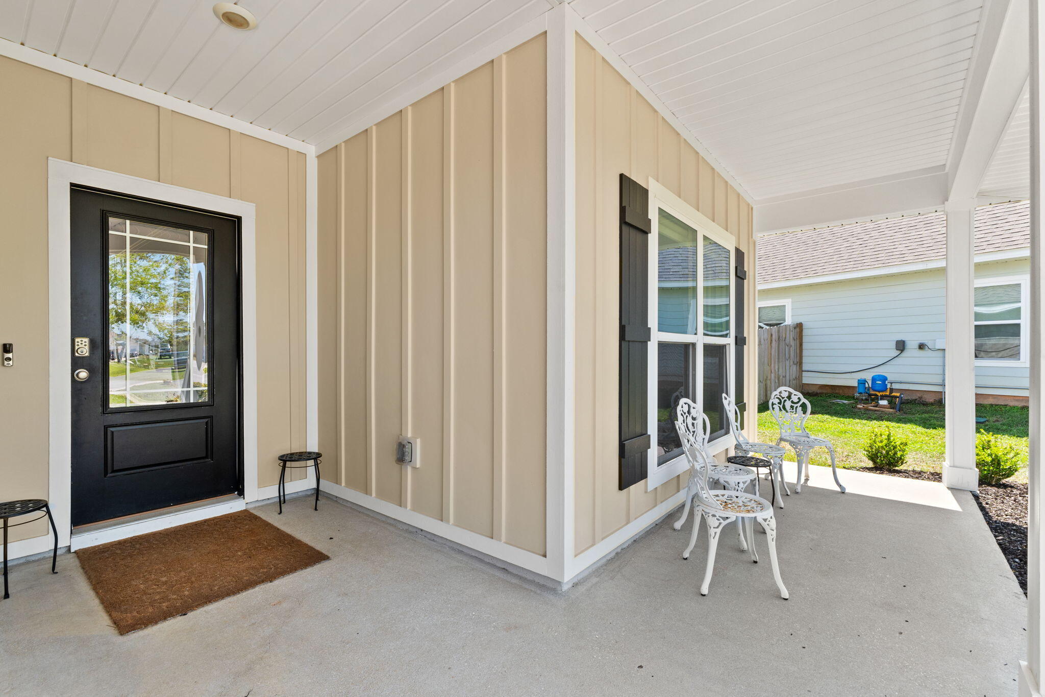 44 Secluded Circle Freeport, FL 32439 - Photo 4 of 43 a view of an empty room with a window and a livingroom