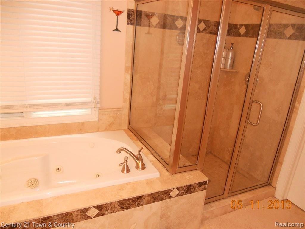 902 Trinway Road Troy, MI 48085 - Photo 21 of 24 masterbathroom (2).JPG