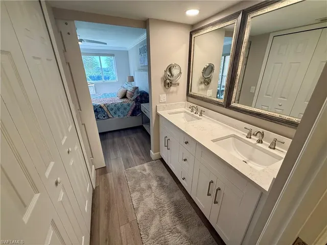 a en suite bathroom with a double vanity sink and a mirror