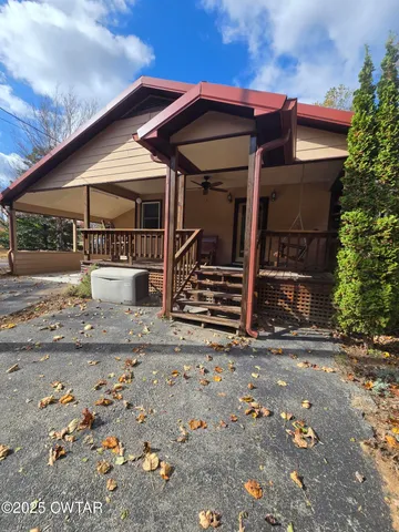 a view of a house with backyard
