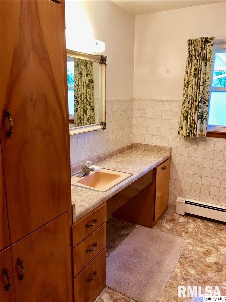 616 Miller Street Carthage, IL 62321 - Photo 9 of 13